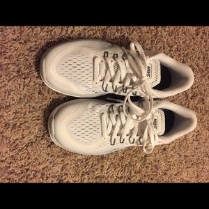 Women’s Nike tennis shoe